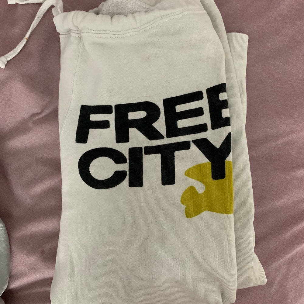 Free city 3/4 sweats